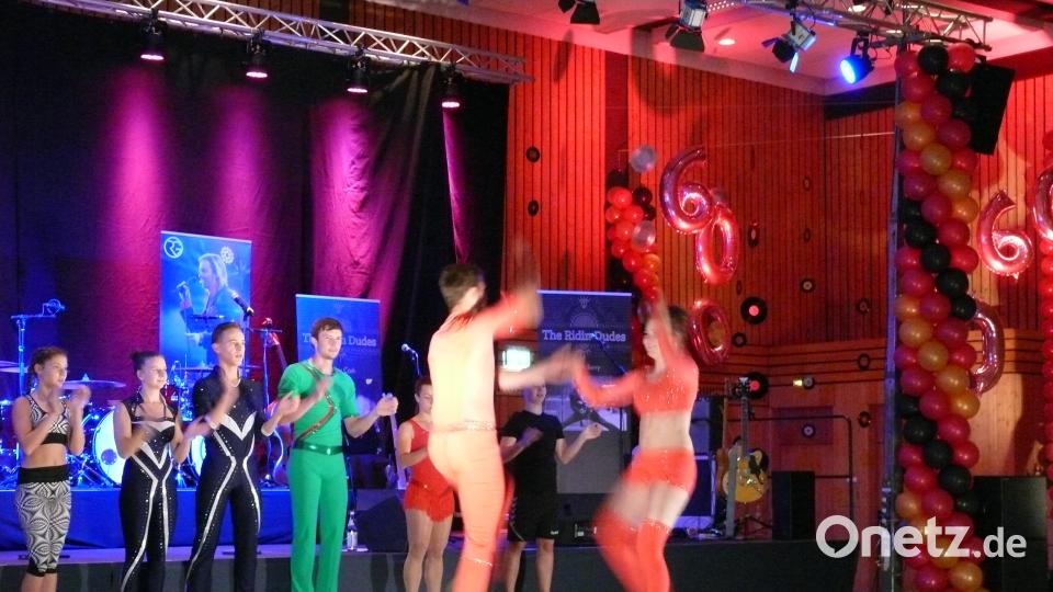 Celebrating Elvis vor und in der Stadthalle mit US-Oldtimern, den &quot;Rindin´ Dudes&quot; und Elvis -Interpret Ron Glaser. abu