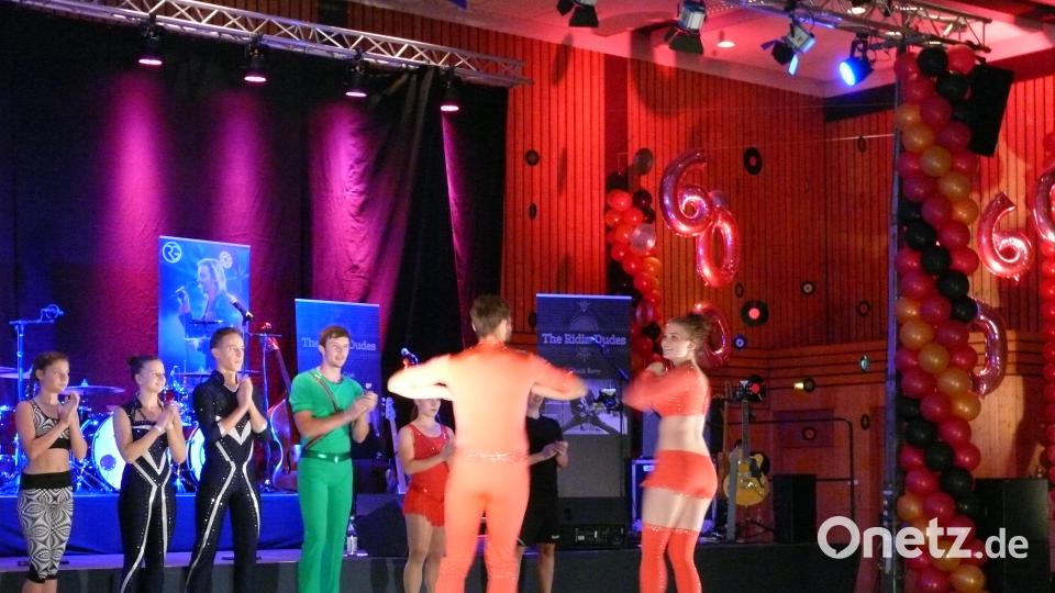 Celebrating Elvis vor und in der Stadthalle mit US-Oldtimern, den &quot;Rindin´ Dudes&quot; und Elvis -Interpret Ron Glaser. abu