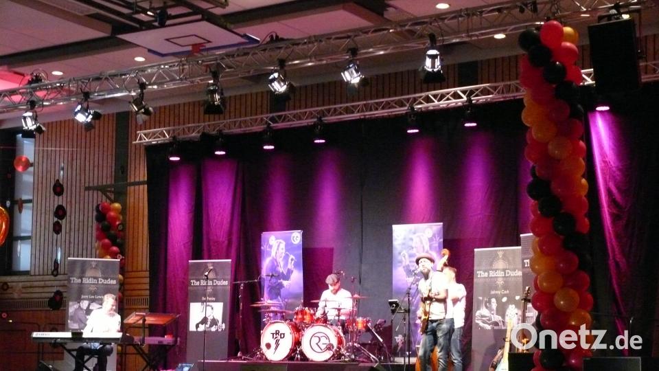 Celebrating Elvis vor und in der Stadthalle mit US-Oldtimern, den &quot;Rindin´ Dudes&quot; und Elvis -Interpret Ron Glaser. abu
