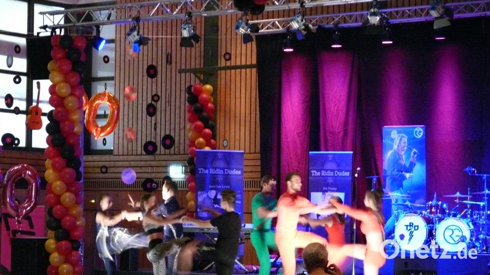 Celebrating Elvis vor und in der Stadthalle mit US-Oldtimern, den &quot;Rindin´ Dudes&quot; und Elvis -Interpret Ron Glaser. abu