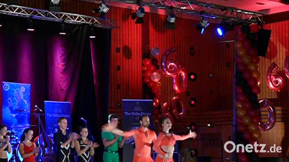 Celebrating Elvis vor und in der Stadthalle mit US-Oldtimern, den &quot;Rindin´ Dudes&quot; und Elvis -Interpret Ron Glaser. abu