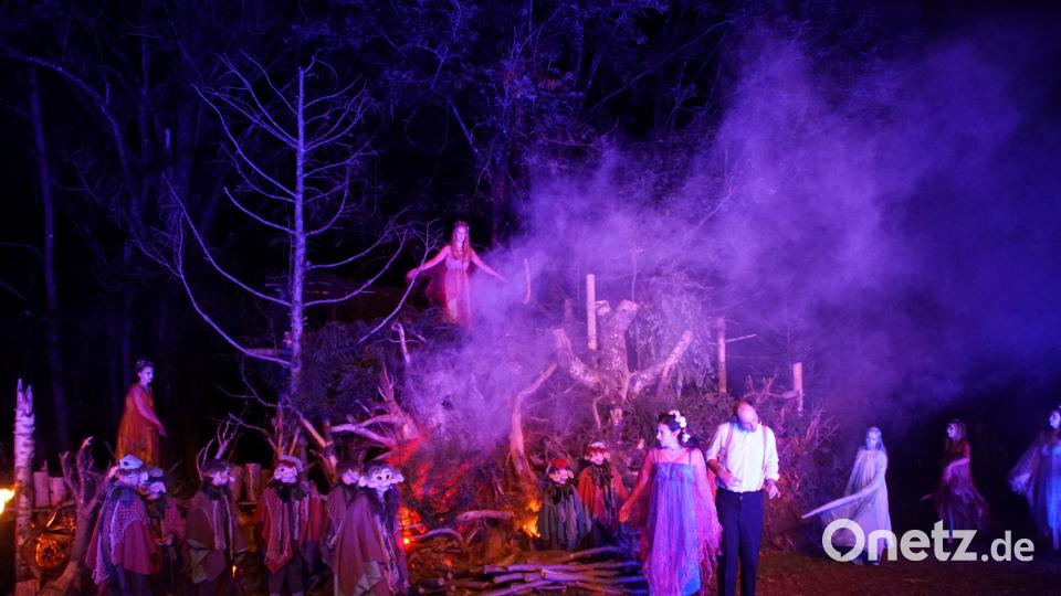 Die Elfe Lea (Julia Veitenhansl) wird von Seppi (Sebastian Betz) und den Wichteln aus der Verbannung befreit. MMJ