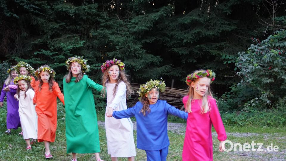 &quot;Wir tanzen und singen&quot;: Fröhlich eröffnen die Blumenkinder das Freilichtspiel am Eulenberg. MMJ