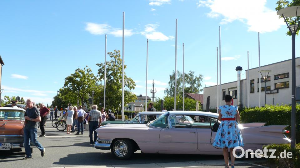 Celebrating Elvis vor und in der Stadthalle mit US-Oldtimern, den &quot;Rindin´ Dudes&quot; und Elvis -Interpret Ron Glaser. abu