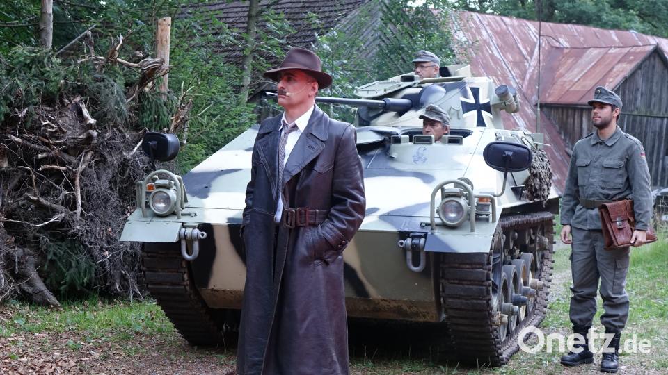 Der amerikanische Agent Henesy (Martin Fakler) erscheint mit einer Panzerbesatzung auf der Freilichtbühne, um Seppi ein eine Anstalt zu bringen. MMJ
