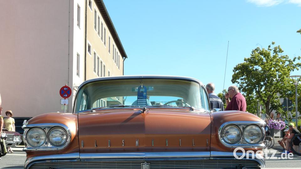 Celebrating Elvis vor und in der Stadthalle mit US-Oldtimern, den &quot;Rindin´ Dudes&quot; und Elvis -Interpret Ron Glaser. abu