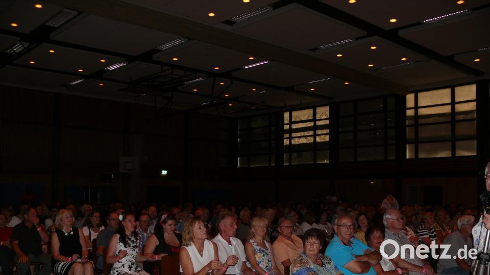Celebrating Elvis in der Stadthalle. Das Publikum ließ sich sofort von der Band mitreißen. ABU
