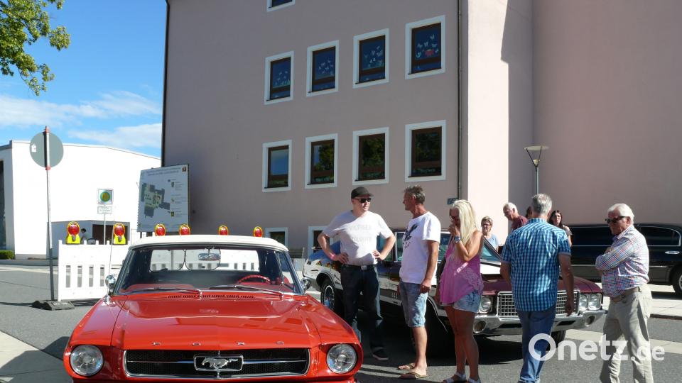 US-Oldtimer bei Celebrating Elvis vor der Stadthalle Grafenwöhr. ABU
