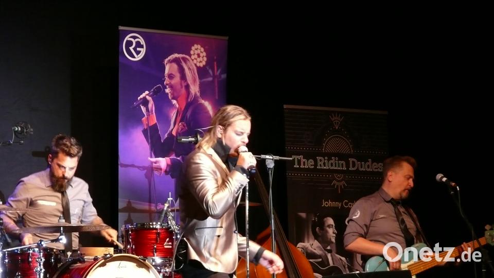 Celebrating Elvis vor und in der Stadthalle mit US-Oldtimern, den &quot;Rindin´ Dudes&quot; und Elvis -Interpret Ron Glaser. abu
