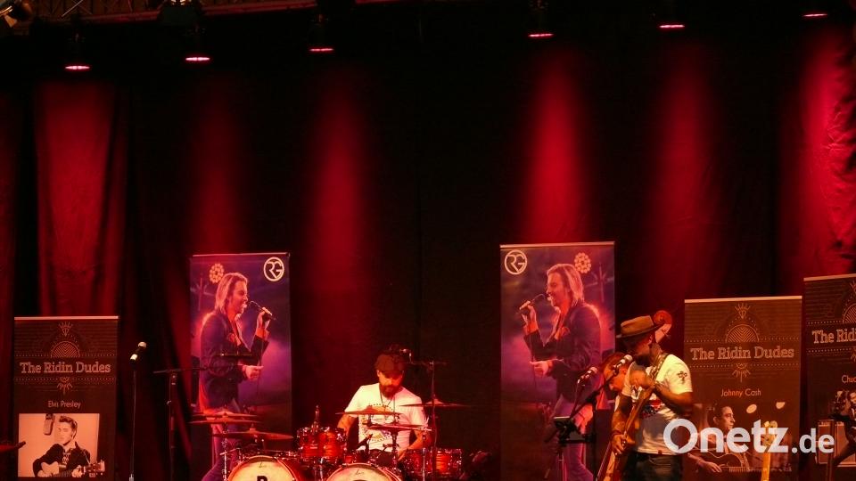 Celebrating Elvis vor und in der Stadthalle mit US-Oldtimern, den &quot;Rindin´ Dudes&quot; und Elvis -Interpret Ron Glaser. abu