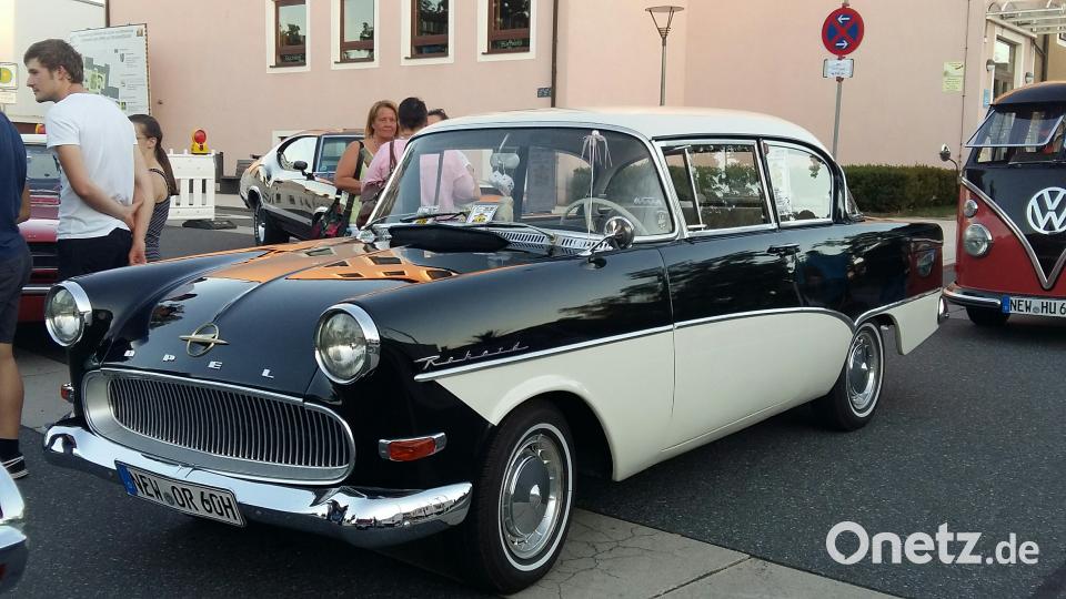 US-Oldtimer bei Celebrating Elvis vor der Stadthalle Grafenwöhr. ABU