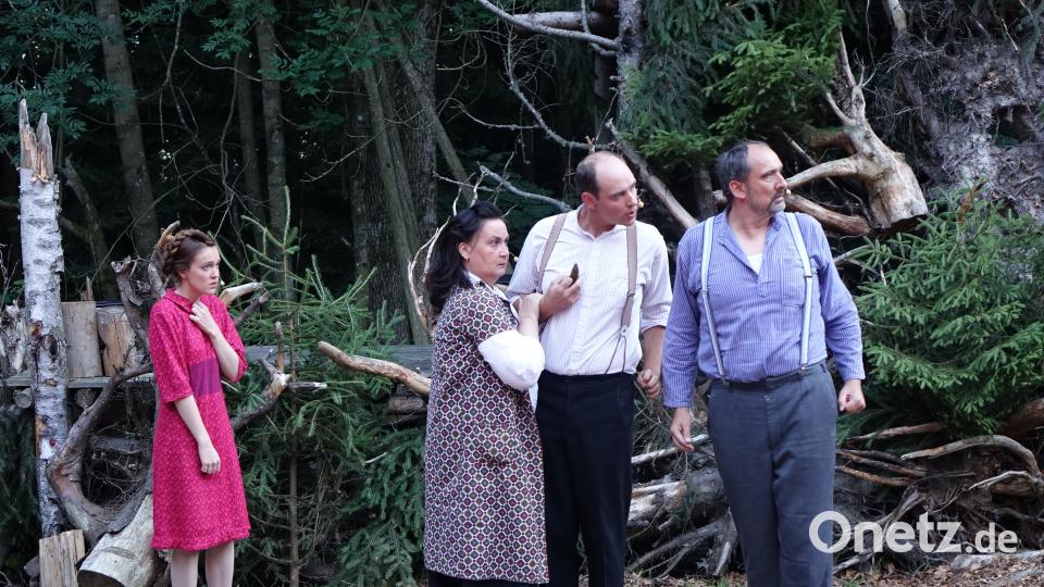 Seppis Eltern (Herbert Spichtinger und Birgit Höcherl) sowie ihre Tochter Rosi (Miriam Höcherl) wollen den jungen Mann in der Familie halten. MMJ