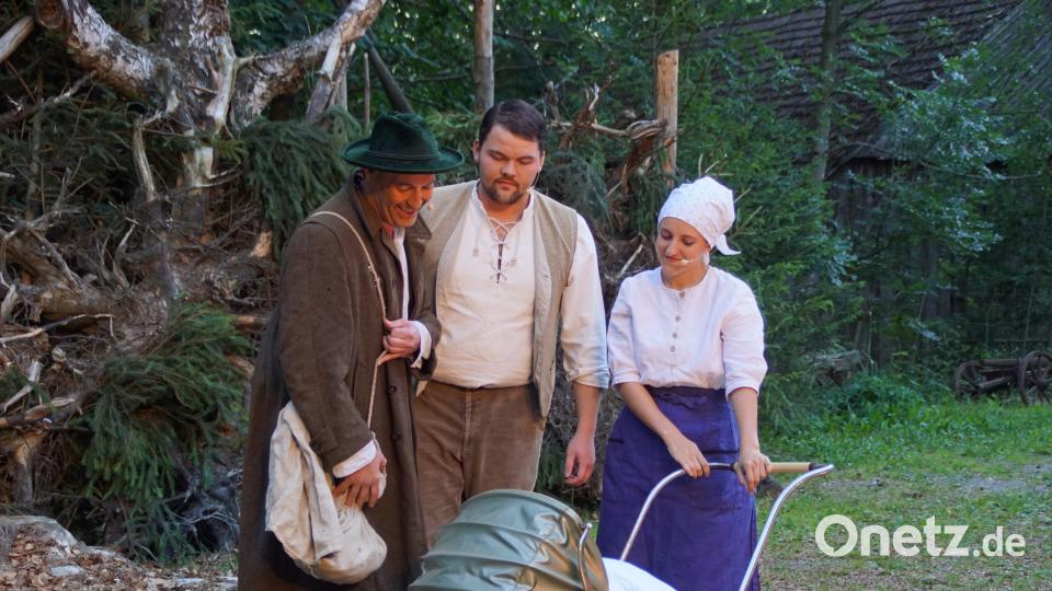 Seppi ist ein besonderer Mensch - Buzl prophezeit dessen Eltern (Georg Schmid und Catherina Fakler) eine besondere Zukunft. MMJ