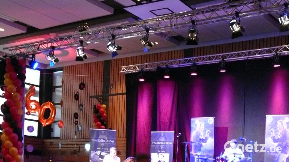 Celebrating Elvis vor und in der Stadthalle mit US-Oldtimern, den &quot;Rindin´ Dudes&quot; und Elvis -Interpret Ron Glaser. abu