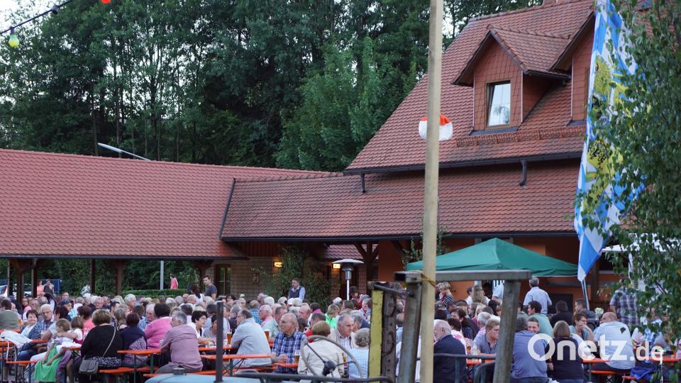Alte, geschmückte Traktoren grenzen den Festplatz ab. BKR