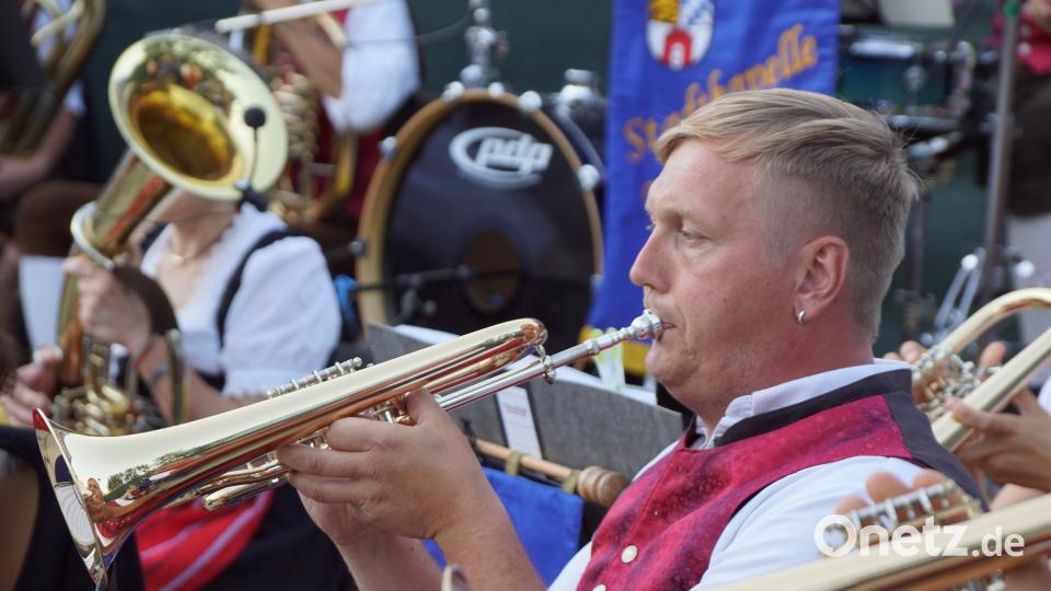 Jürgen Schönfelder aus Ahornberg ist ein Verbindungsglied zwischen der Feuerwehr und der Stadtkapelle. Im Orchester spielt er das Flügelhorn. BKR