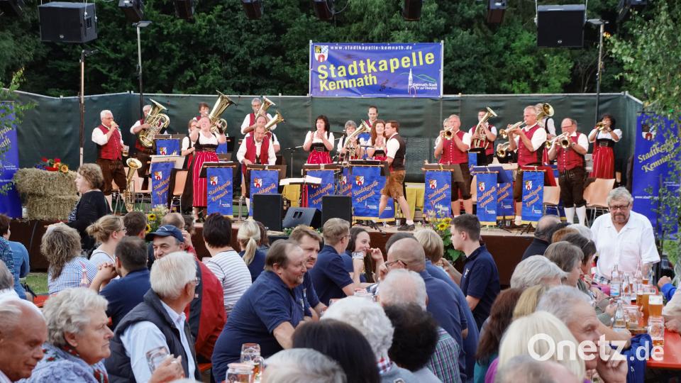 Volle Bierbänke, bestes Wetter und 70 Musikstücke im Repertoire. Beim Böhmischen Open Air im Flötztal kommen sowohl Besucher als auch die Stadtkapelle Kemnath auf ihre Kosten. BKR