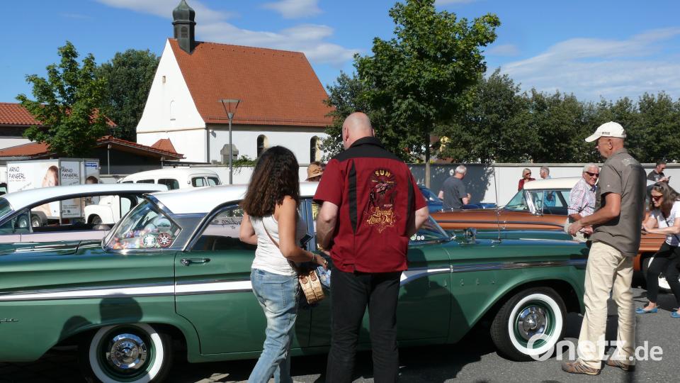 US-Oldtimer bei Celebrating Elvis vor der Stadthalle Grafenwöhr. ABU