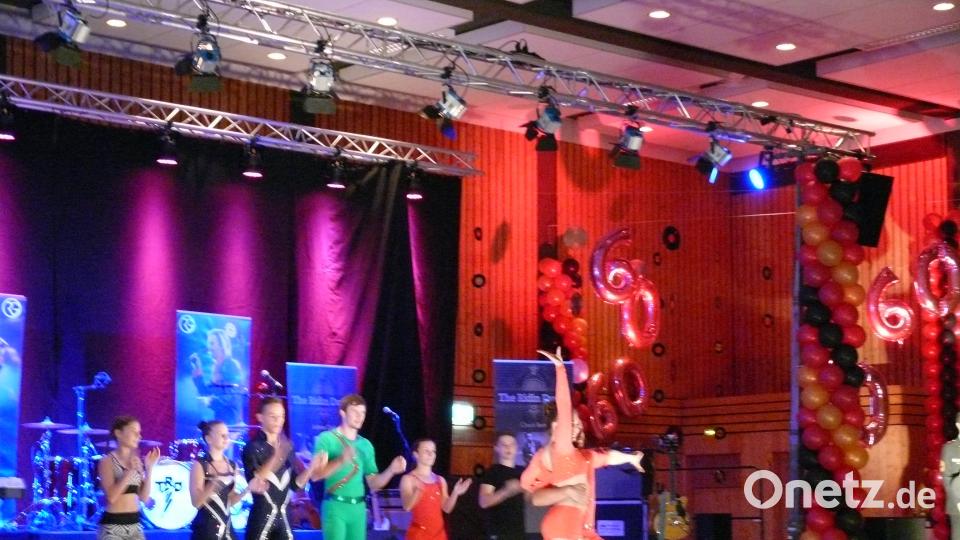 Celebrating Elvis vor und in der Stadthalle mit US-Oldtimern, den &quot;Rindin´ Dudes&quot; und Elvis -Interpret Ron Glaser. abu