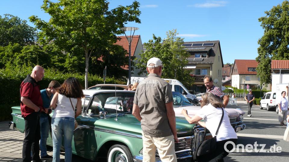 Celebrating Elvis vor und in der Stadthalle mit US-Oldtimern, den &quot;Rindin´ Dudes&quot; und Elvis -Interpret Ron Glaser. abu