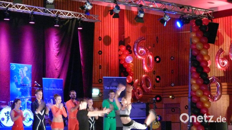 Celebrating Elvis vor und in der Stadthalle mit US-Oldtimern, den &quot;Rindin´ Dudes&quot; und Elvis -Interpret Ron Glaser. abu