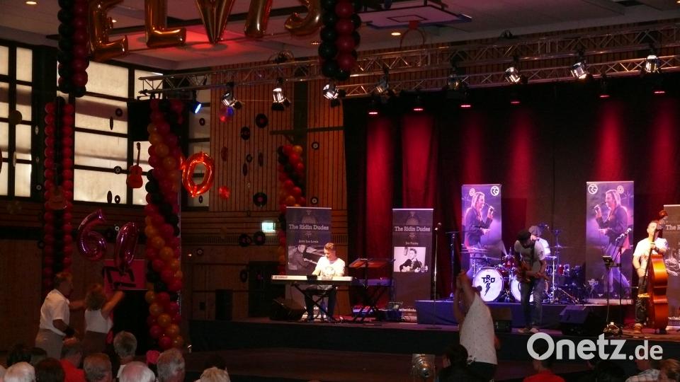 Celebrating Elvis vor und in der Stadthalle mit US-Oldtimern, den &quot;Rindin´ Dudes&quot; und Elvis -Interpret Ron Glaser. abu
