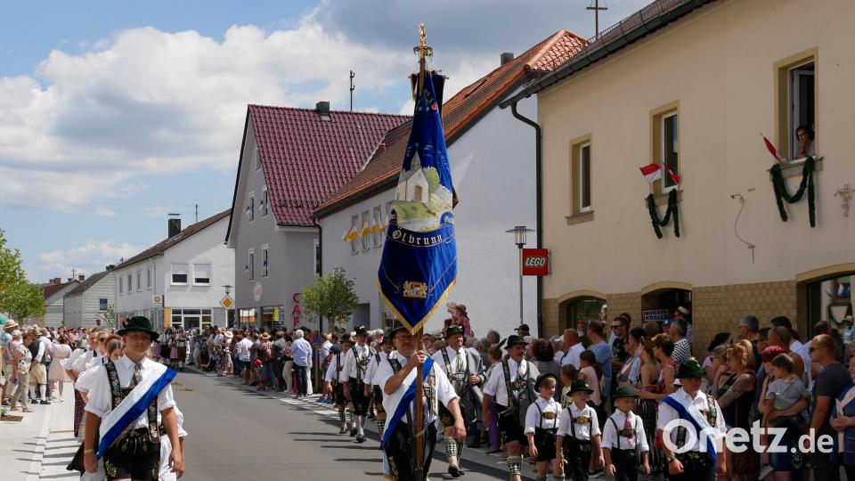 Am gestrigen Sonntag waren etwa 2000 Aktive von 140 Gruppen beim Festzug in Wiesau dabei. TR