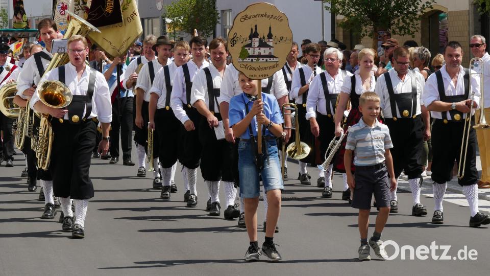 Am gestrigen Sonntag waren etwa 2000 Aktive von 140 Gruppen beim Festzug in Wiesau dabei. TR