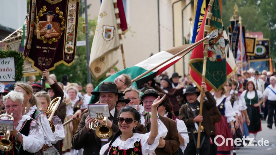 Am gestrigen Sonntag waren etwa 2000 Aktive von 140 Gruppen beim Festzug in Wiesau dabei. TR