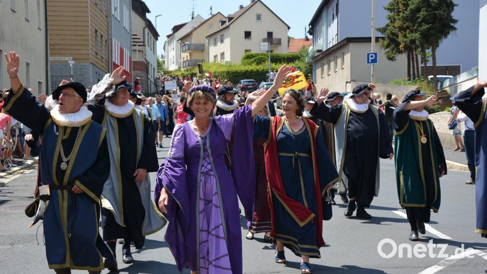 Führten den großen Festzug in Arzberg an, Bürgermeister Stefan Göcking (links) und 2. Bürgermeisterin Marion Stowasser-Fürbringer (3. von links) JR