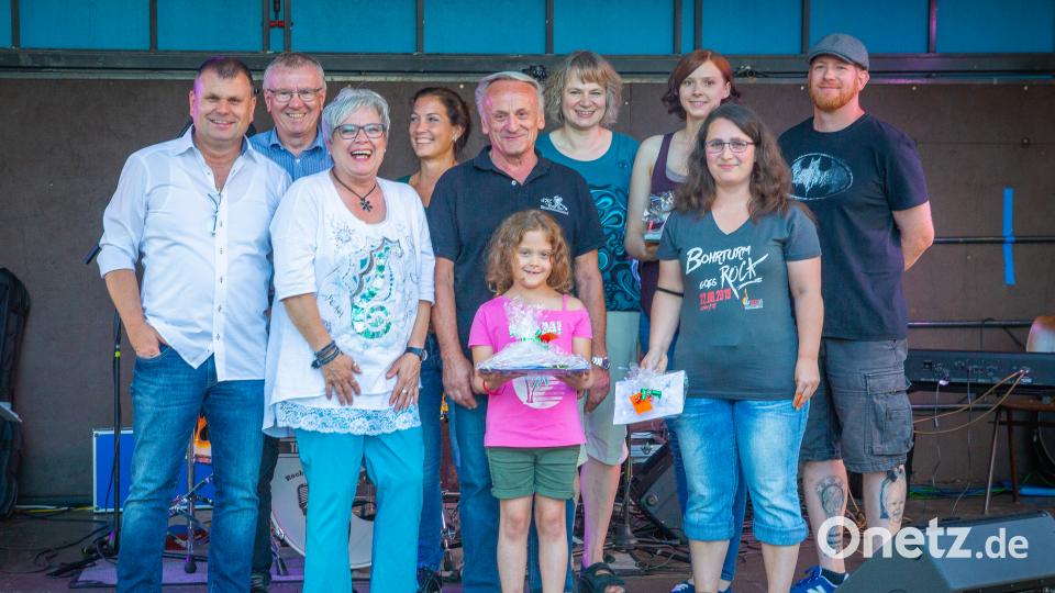 Die Gewinner der drei Hauptpreise der Tombola: eine Familienkarte für das Freibad, einen Tankgutschein sowie ein Wochenende in der Therme Erding sml