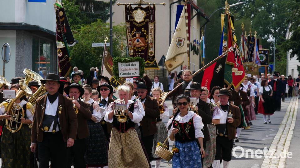Am gestrigen Sonntag waren etwa 2000 Aktive von 140 Gruppen beim Festzug in Wiesau dabei. TR