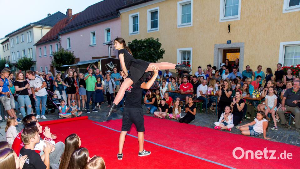 Mit tänzerischen Showeinlagen lockte die Narrhalla die Besucher zu ihrer Cocktaillounge. sml