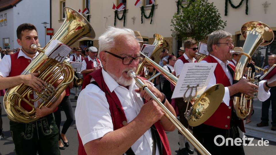 Am gestrigen Sonntag waren etwa 2000 Aktive von 140 Gruppen beim Festzug in Wiesau dabei. TR