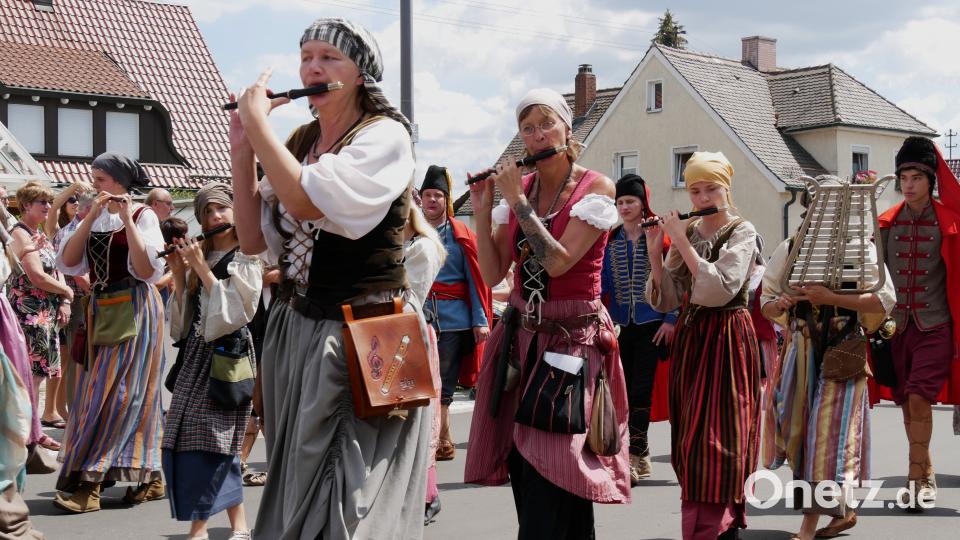 Am gestrigen Sonntag waren etwa 2000 Aktive von 140 Gruppen beim Festzug in Wiesau dabei. TR