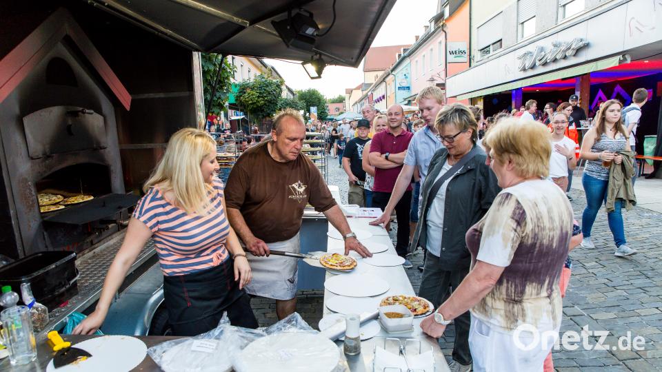 Ob beim Pizzabäcker, beim Vietnamesen oder beim Dotsch, überall vor den knapp 30 Ständen bildeten sich lange Schlangen. sml