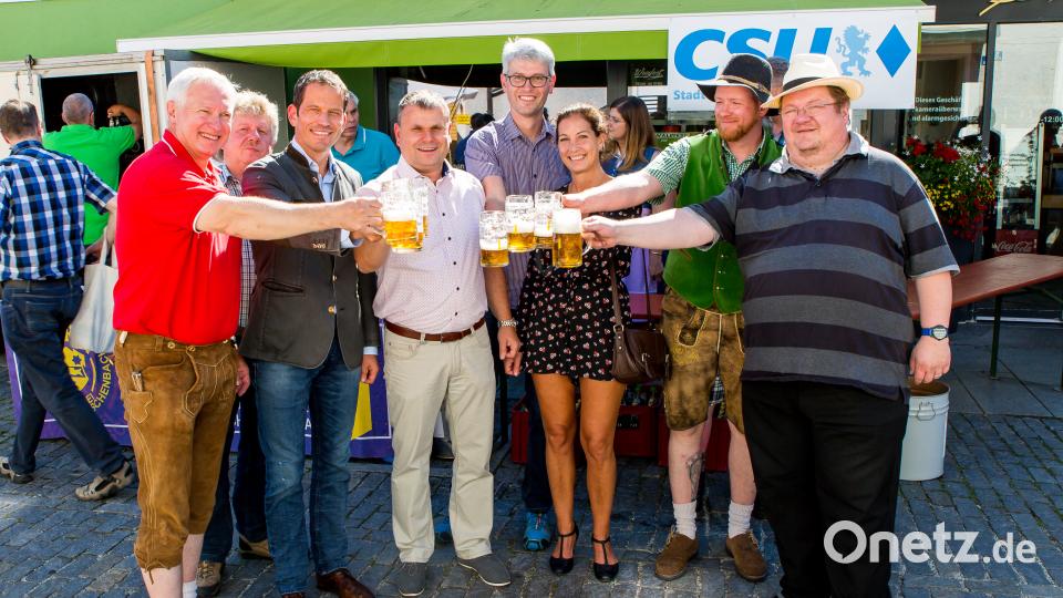 Mit nur zwei Schlägen zapfte Bürgermeister Karlheinz Budnik (4.v.l.) das erste Bierfass an. sml