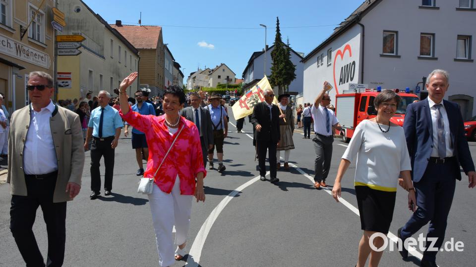 Hochrangige Ehrengäste erwiesen der Stadt Arzberg ihre Reverenz, mit dabei waren (von rechts) Landrat Dr. Karl Döhler, Oberfrankens Regierungspräsidentin Heidrun Piwernetz, Landtagsvizepräsidentin Inge Aures und zahlreiche Bürgermeister aus der Region JR