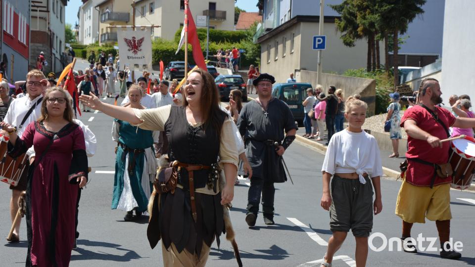 Viele Gruppen stellten verschiedene Themen aus der Geschichte der Stadt Arzberg dar. JR