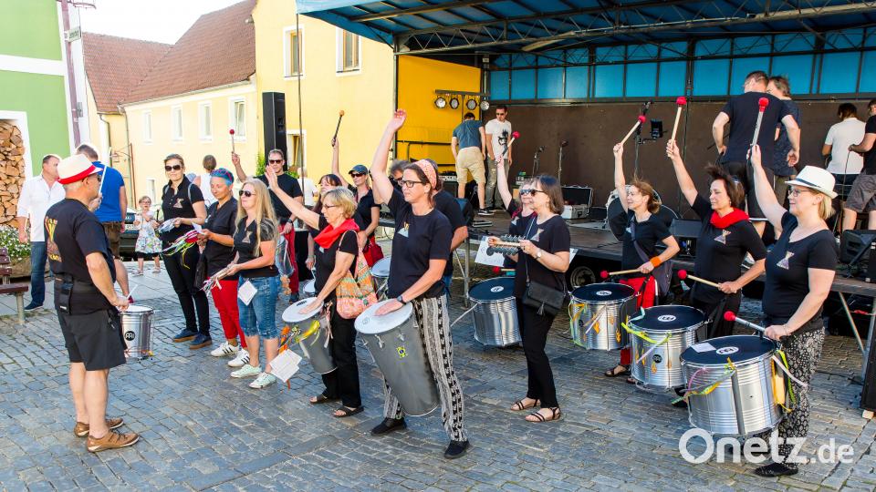 Jede Menge Rhythmus im Blut haben die Trommelgruppe Ritmo Vulcanico aus Parkstein und steckten damit die Bevölkerung an. sml