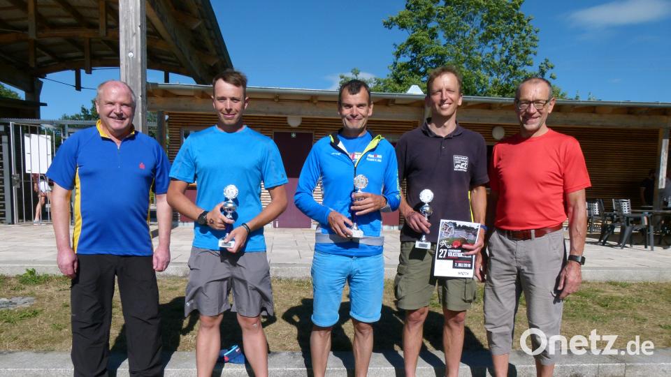 Die Triathlon-Stadtmeister 2018 (von links) Matthias Schwemmer, Frank Dietrich und Max Reiß mit Bürgermeister Peter Lehr und SCE-Spartenleiter Karl Lorenz. rn