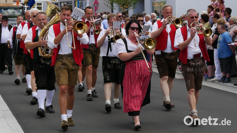 Am gestrigen Sonntag waren etwa 2000 Aktive von 140 Gruppen beim Festzug in Wiesau dabei. TR
