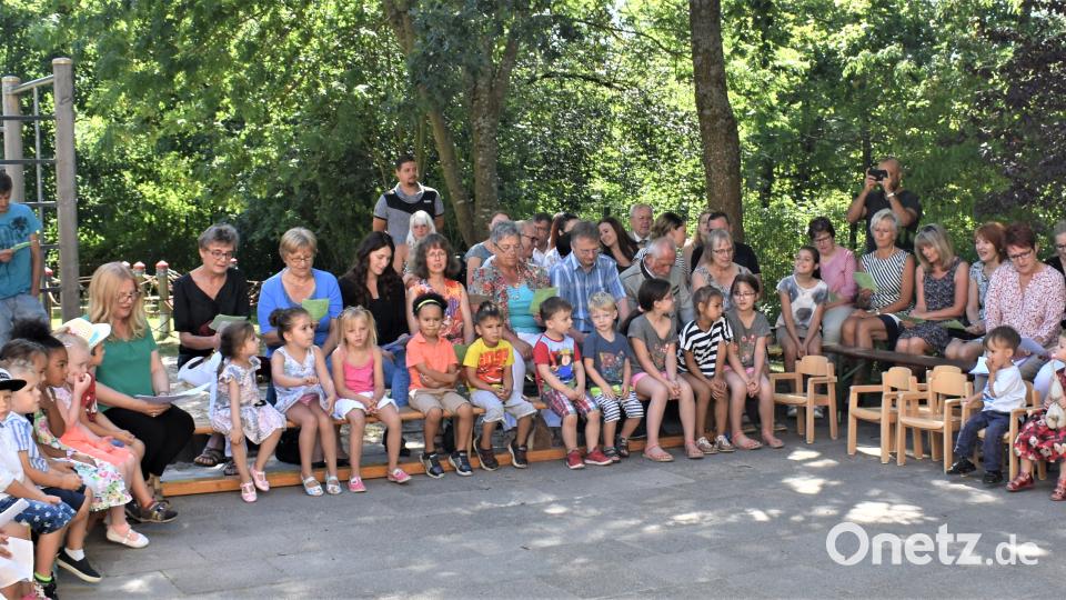 Zum Jubiläum gratulierten unter anderen zweite Bürgermeisterin Anita Stauber, einige Stadträte, Schulkonrektorin Ruth Seitz und die Leiterin des katholischen Kindergartens Martina Müller. RGR
