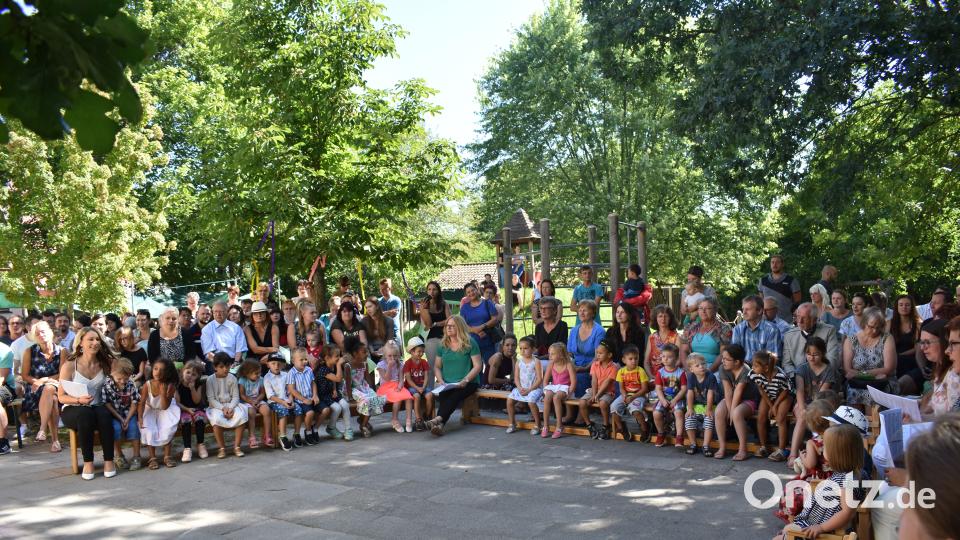 Das 25-jähriges Jubiläum des Kindergartens wird im Garten gefeiert. RGR