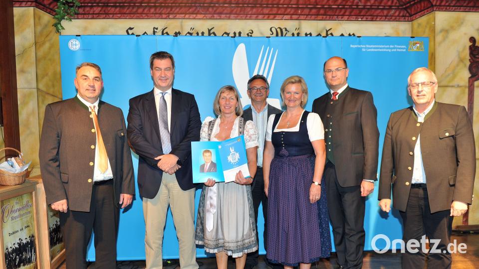 Aus der Hand von Ministerpräsident Markus Söder erhielten Renate und Heinz Engelhard (Neukirchner Hof ) Urkunde und Preisgeld. Es gratulierten Minister Albert Führacker, DEHOGA-Landespräsidentin Angela Inselkammer und die mitgereisten Bürgermeister Winfried Franz und Wolfgang Rattai. Letztere freuten sich über die Auszeichnung für das Gasthaus als Aushängeschild der Gemeinde. Heimat- und Finanzministerium