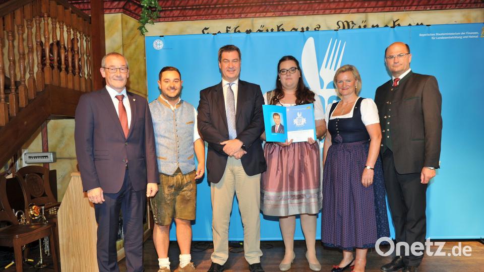 Ministerpräsident Markus Söder überreichte auch dem Riedener Landgasthof Zum Bärenwirt mit Betreiberin Susanne Richthammer (Dritte von rechts) die Auszeichnung. Heimat- und Finanzministerium