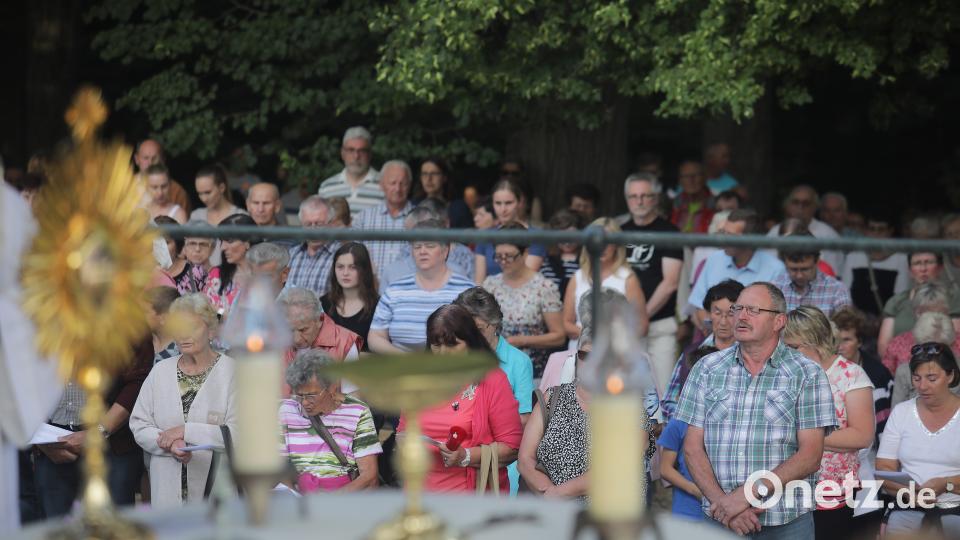 Schlussandacht mit Lichterprozession und Weihbischof Reinhard Pappenberger beim Bergfest wsb