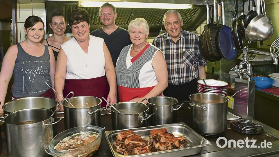 Seit 1855 ist der Landgasthof „Zum Bayerischen Johann“ in Oed bei Weigendorf in der Hand der Familie (von links): Sandra, Tina, Karin, Werner, Erika und Gerhard Bayer. Petra Hartl