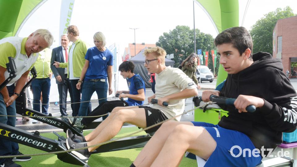 Die Aktion &quot;Deutschland bewegt sich&quot; auf dem Naabwiesen-Parkplatz in Weiden. gsb
