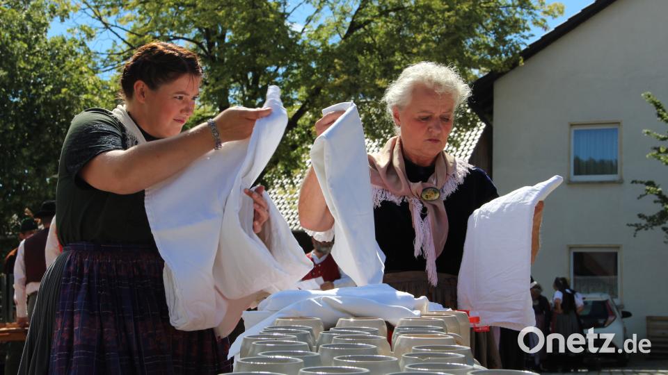 Für die Fest-Szene müssen die Masskrüge hergerichtet werden. Uli Piehler